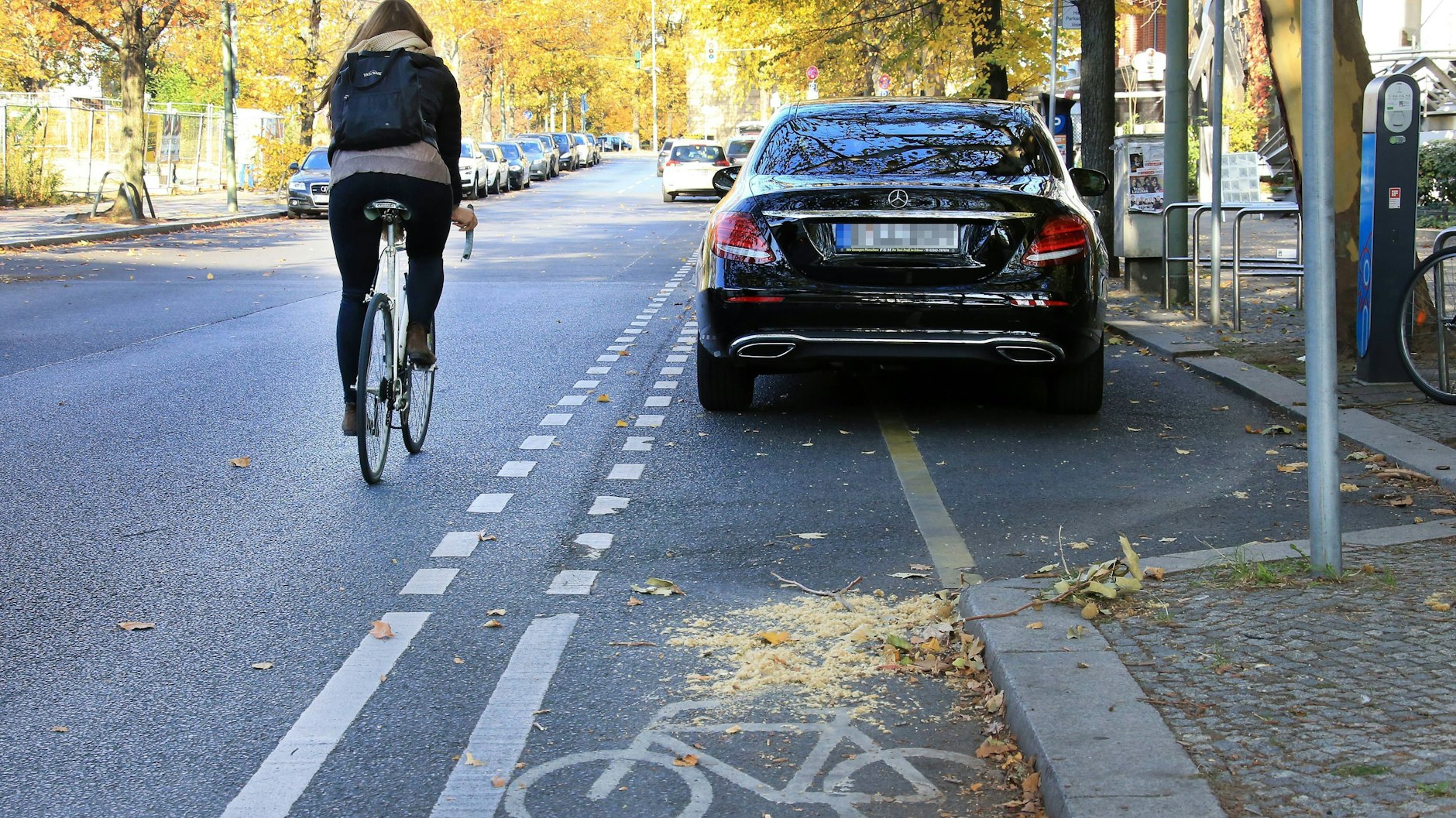 Ein Falschparker blockiert einen Radfahrweg! Wer immer wieder falsch parkt, dem droht der Entzug des Führerscheins.