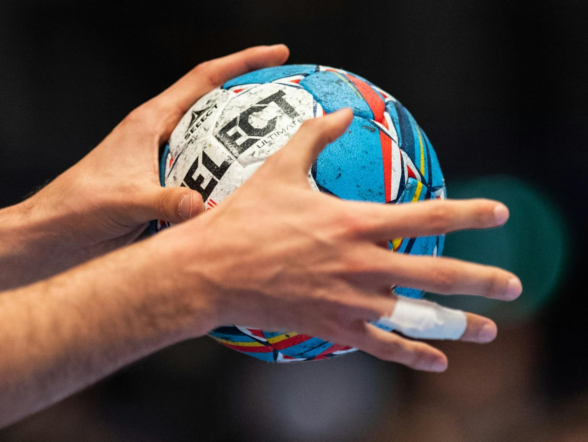 ARCHIV - Ein Handballer hält den Spielball in den Händen.