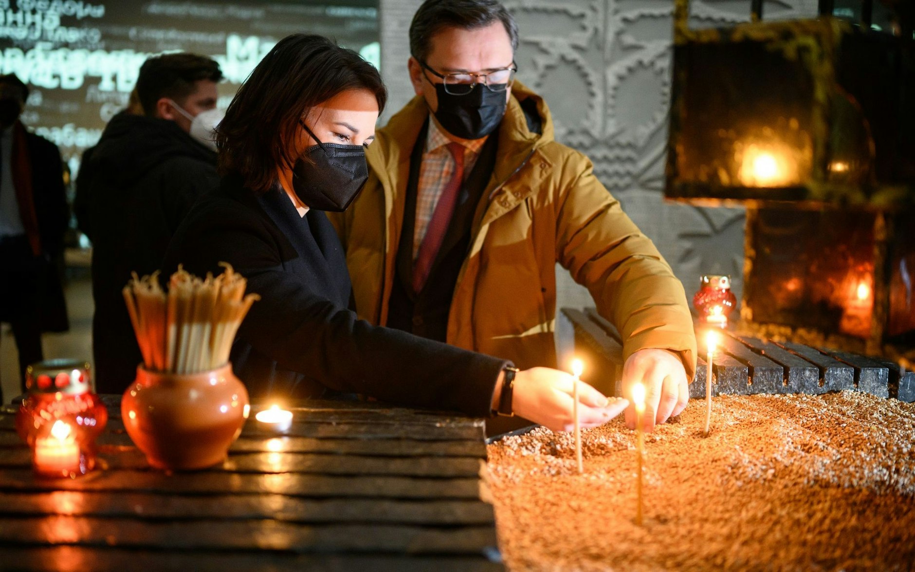 ARCHIV - Bundesaußenministerin Annalena Baerbock (l.) gedenkt zusammen mit dem ukrainischen Außenminister Dmytro Kuleba «Holodomor»-Opfer (Archivbild).  