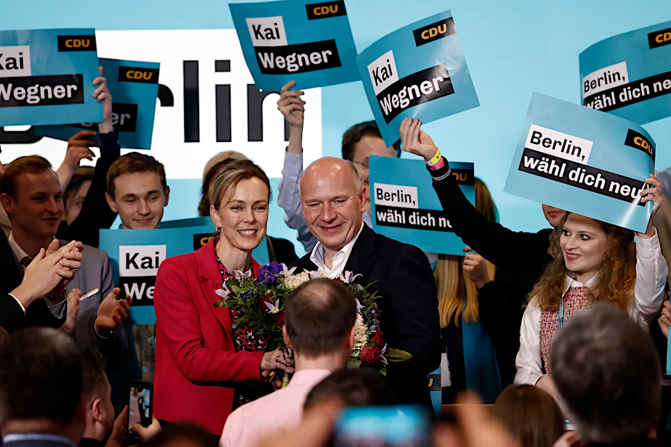 26.11.2022, Berlin: Manja Schreiner (CDU), stellvertretende Vorsitzende des Landesverbandes der CDU Berlin, überreicht Blumen an Kai Wegner (CDU), nach seiner Wahl zum Spitzenkandidaten auf dem CDU-Landesparteitag.&nbsp;