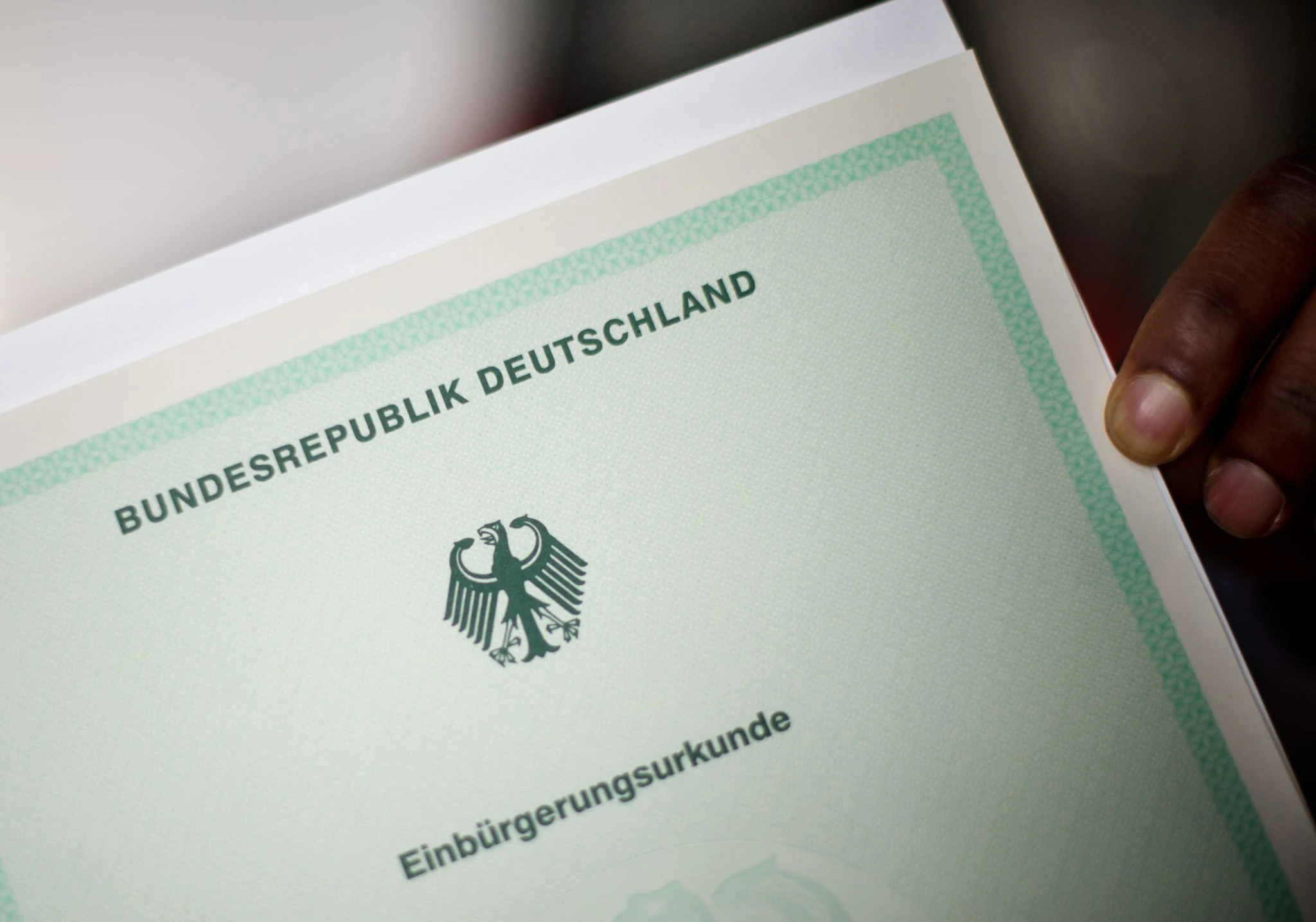 ARCHIV - Der Besitz mehrerer Staatsbürgerschaften soll mit der Reform viel einfacher werden.  