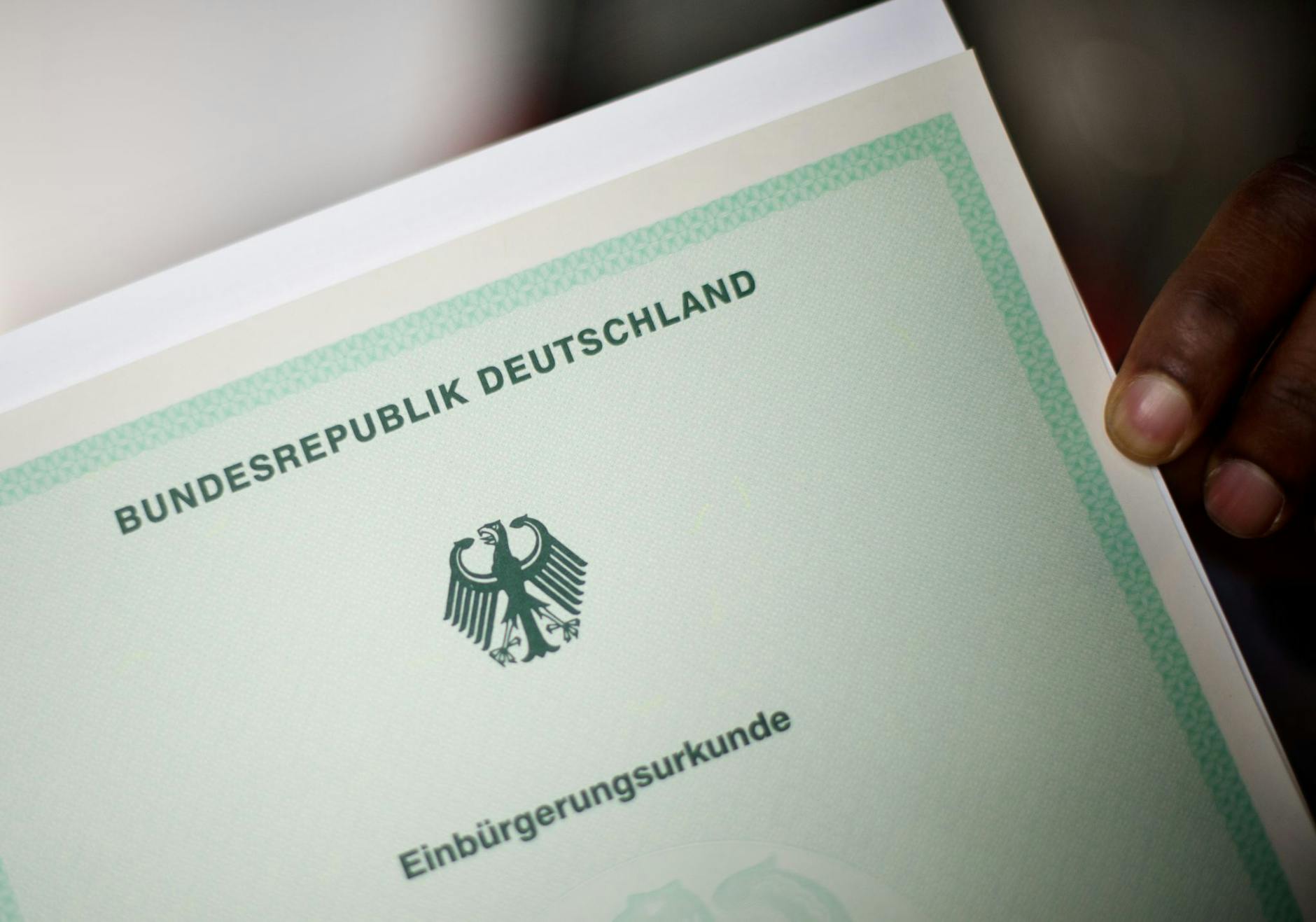 ARCHIV - Der Besitz mehrerer Staatsbürgerschaften soll mit der Reform viel einfacher werden.