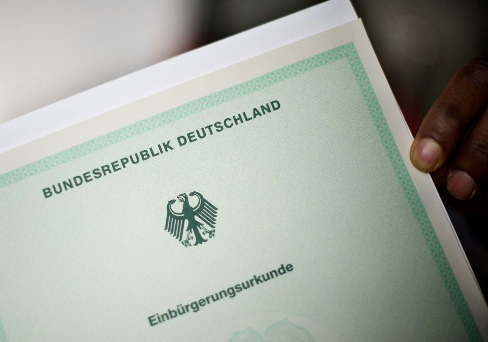 ARCHIV - Der Besitz mehrerer Staatsbürgerschaften soll mit der Reform viel einfacher werden.  