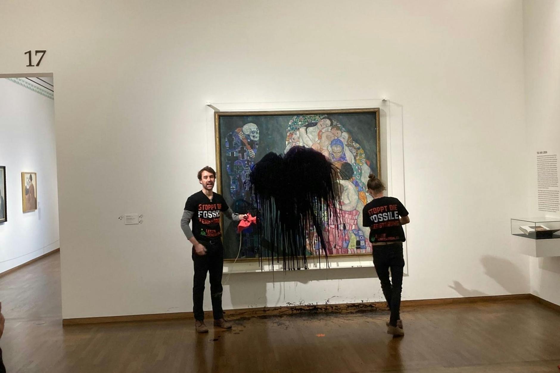 Klimaaktivisten der Gruppe »Letzte Generation« haben im Leopold Museum das Gemälde »Tod und Leben« von Gustav Klimt mit Öl überschüttet.