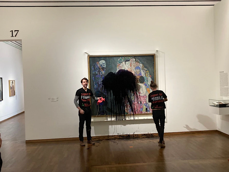 Klimaaktivisten der Gruppe »Letzte Generation« haben im Leopold Museum das Gemälde »Tod und Leben« von Gustav Klimt mit Öl überschüttet.