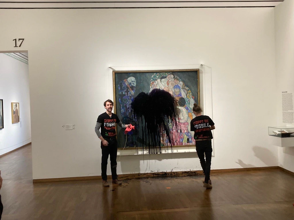 Farbattacke von Klima-Aktivisten auf Klimt-Bild in Wien