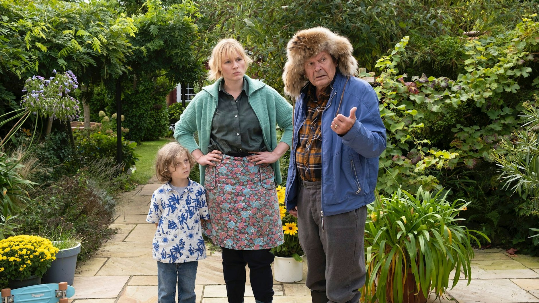 HANDOUT - Tom Chur (l) als Max, Rosalie Thomass als Maria und Heikki Kinnunen als Grump in einer Szene des Films «Grump».  verleih/dpa