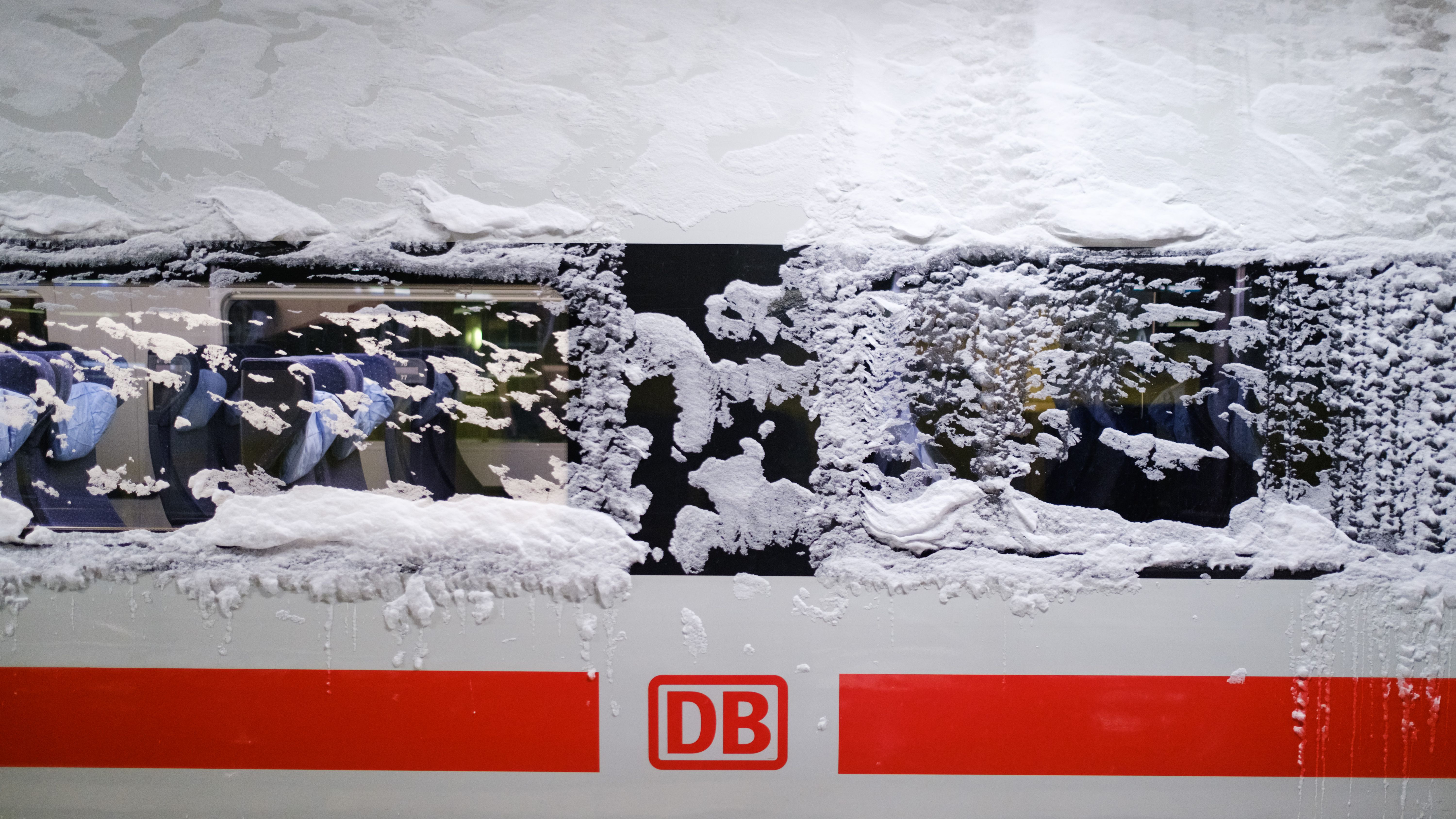 Image - Tragödie in Halle: Zug erfasst im Schneegestöber Bahnmitarbeiter auf dem Gleis – ein Toter, mehrere Verletzte