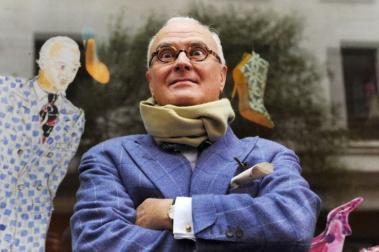 Selbstironisch wie immer: Manolo Blahnik enthüllt seine Schaufenster im May Fair Hotel in London.