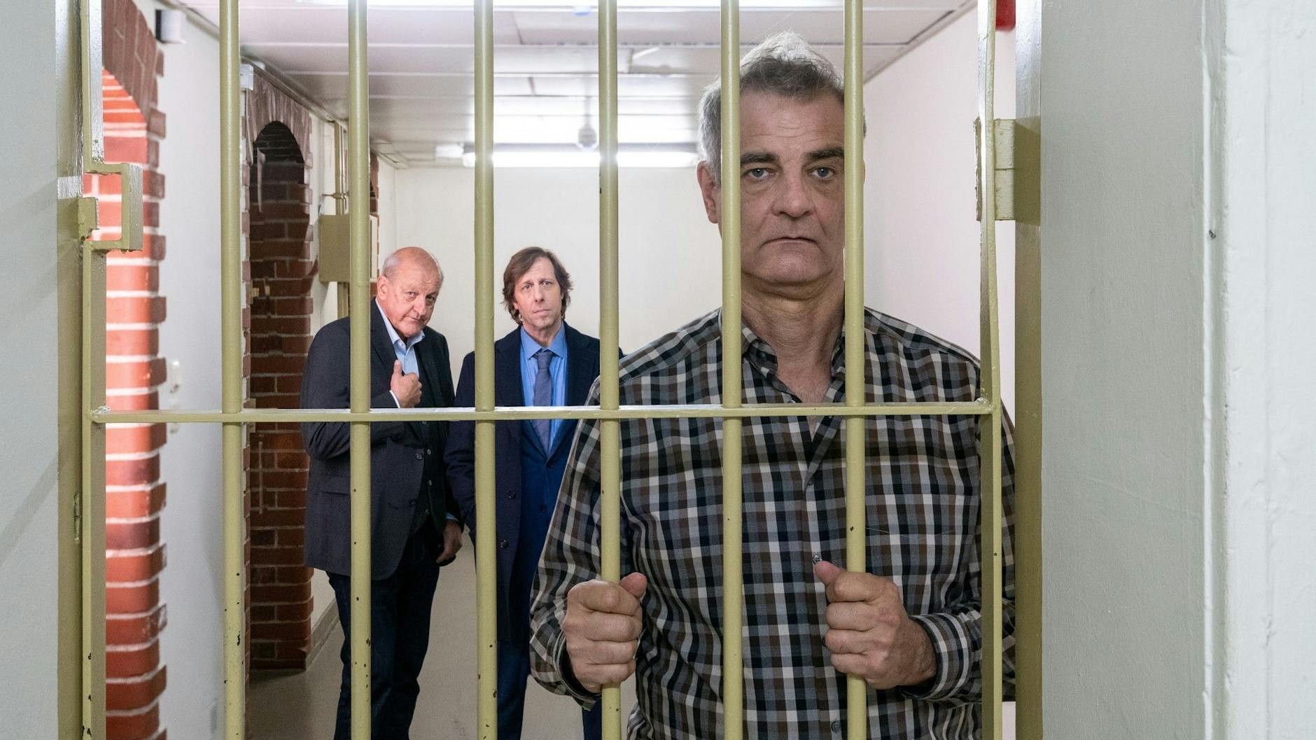 HANDOUT - Manni Höch (Heinrich Schafmeister, r) sitzt hinter Gittern. Gut, dass er Georg Wilsberg (Leonard Lansink, l) und Ekki Talkötter (Oliver Korittke) seine Freunde nennen kann. Die beiden haben soeben eine Kaution für ihn gestellt.