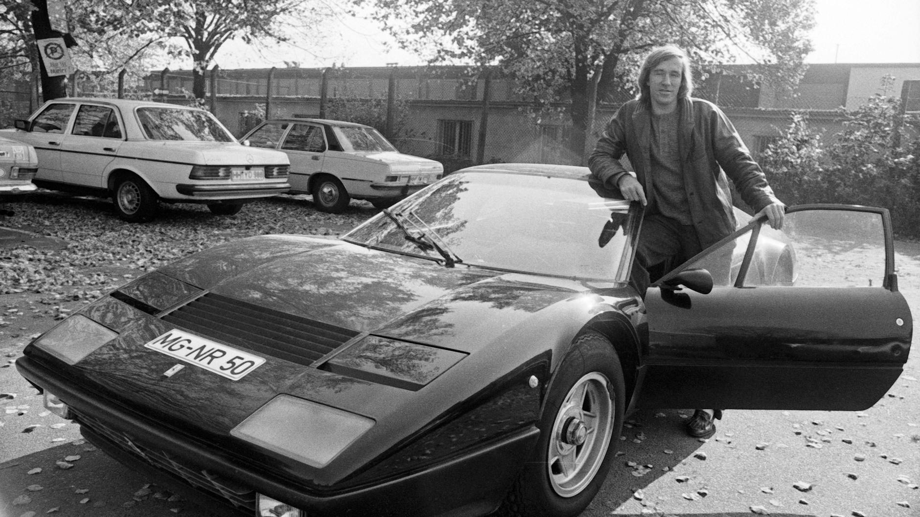 Günter Netzer hatte schon immer einen Faible für schnelle Autos - hier Ende der 70er-Jahre mit einem Ferrari.