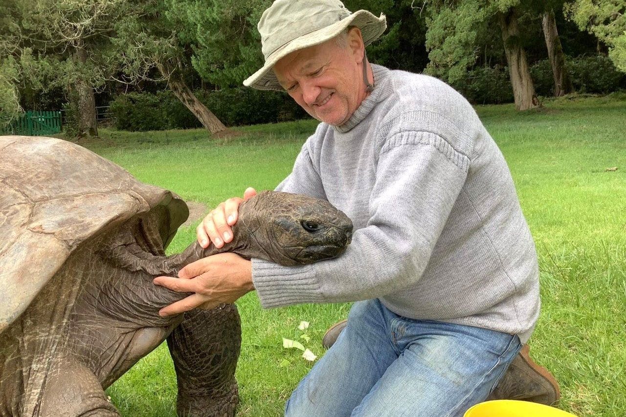 Jonathan (190) mit seinem Pfleger Joe Hollins.