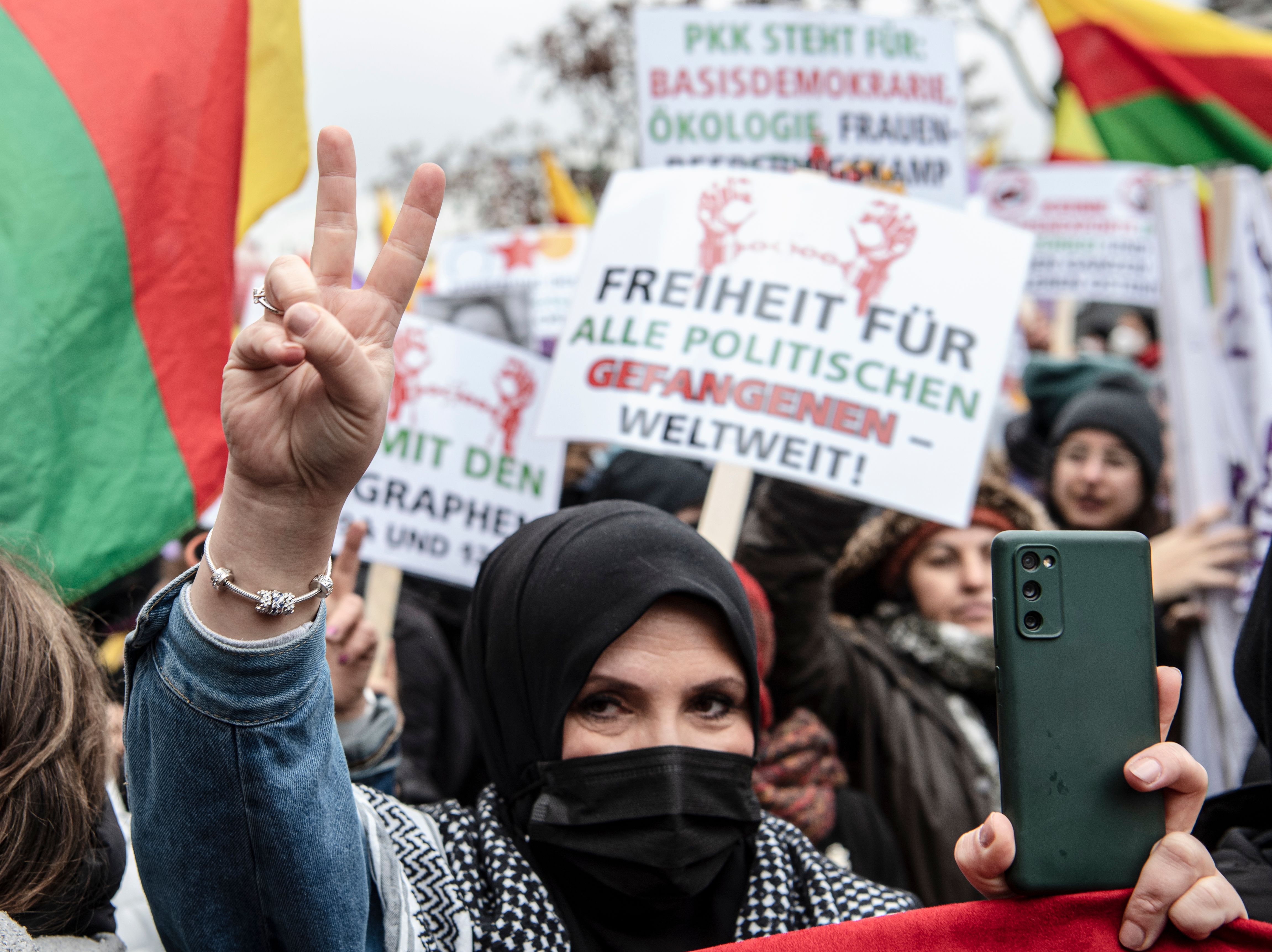 PKK-Demo In Berlin: Verbotene Flaggen Geschwenkt Und Böller Gezündet