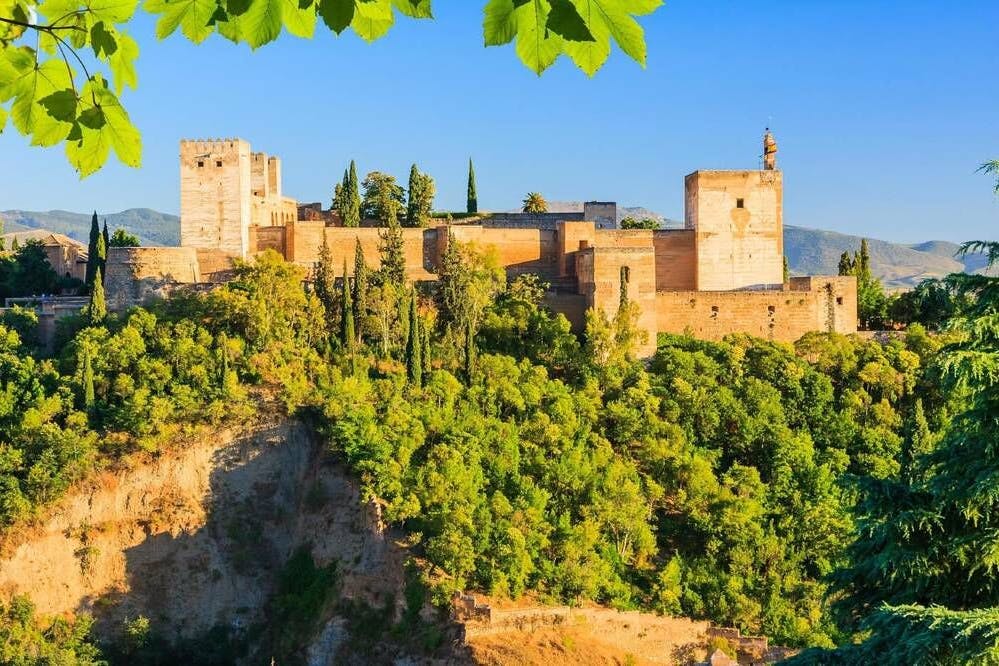 Das Weltkulturerbe Alhambra ist das größte Wahrzeichen Granadas, das Museum bietet freien Eintritt. Insgesamt gilt Granada als die Urlaubs-Schnäppchen-Stadt Europas.