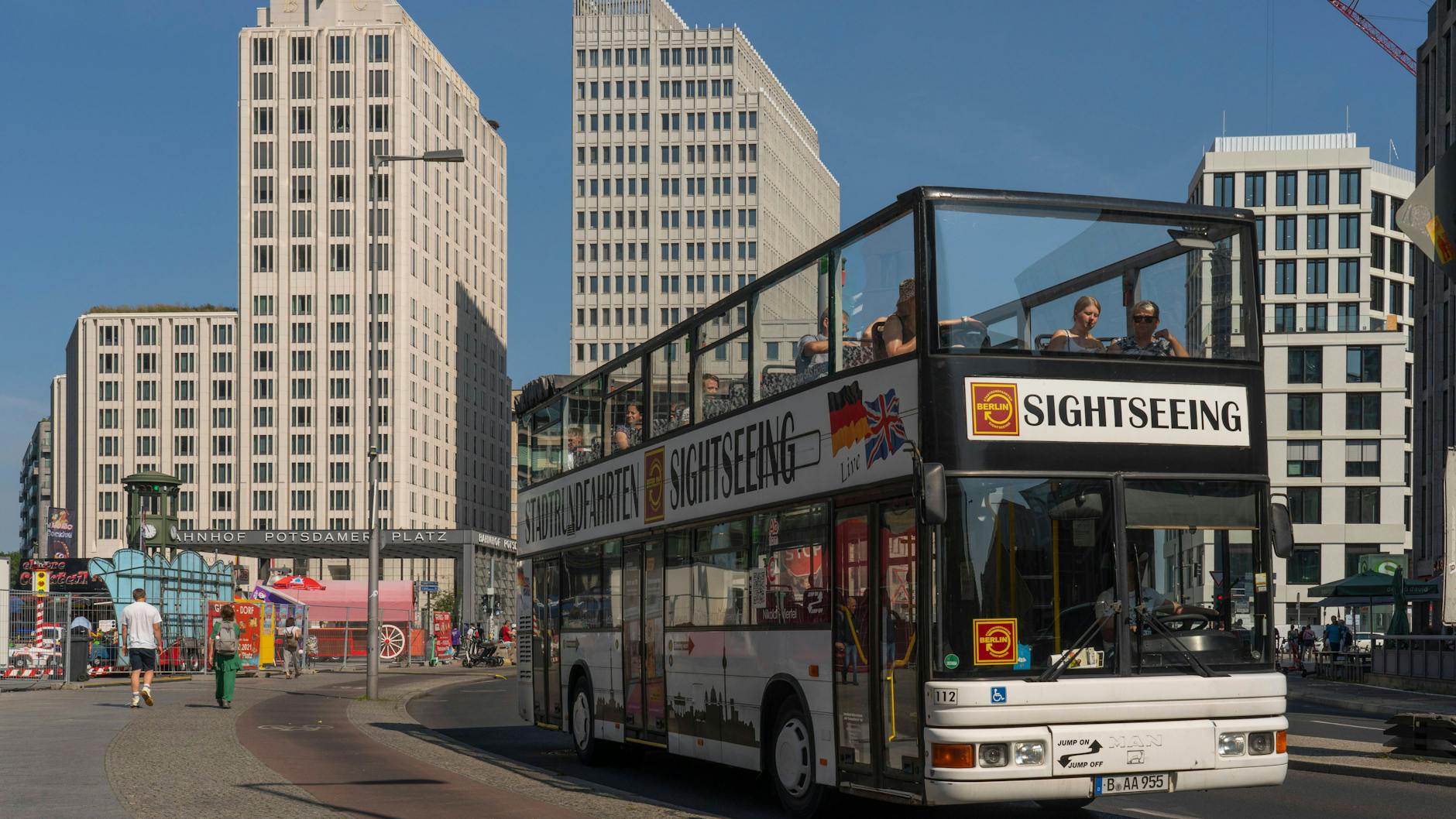 Stadtrundfahrten gehören für viele im Urlaub dazu. Die gibt es teilweise auch als Schnäppchen. Im Durchschnitt muss man aber für eine Stadtrundfahrt 21 Euro ausgeben.