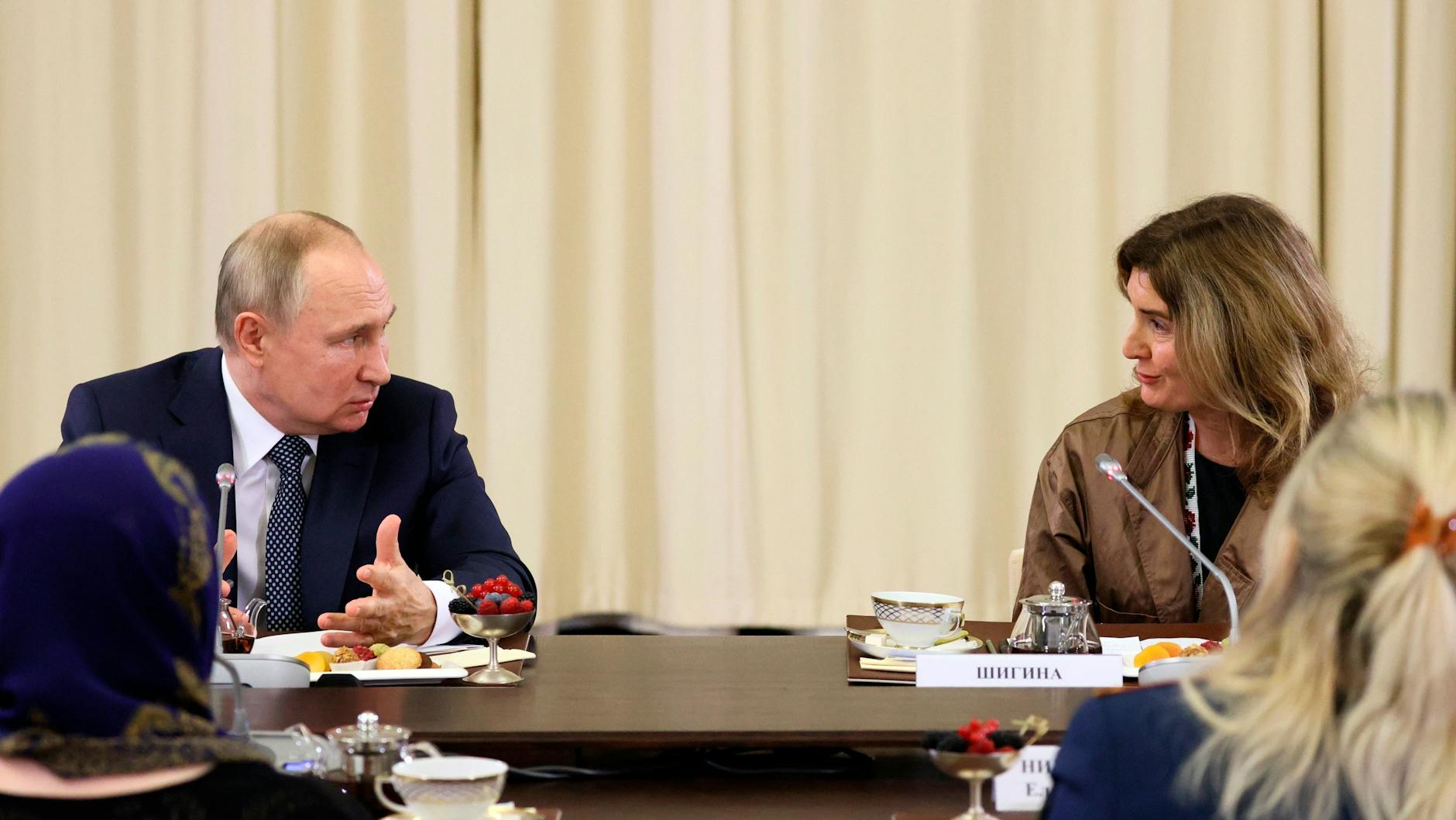 Wladimir Putin spricht mit Olesya Shigina.