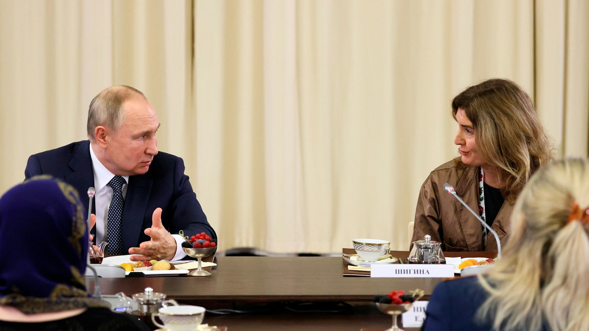 Wladimir Putin spricht mit Olesya Shigina. 