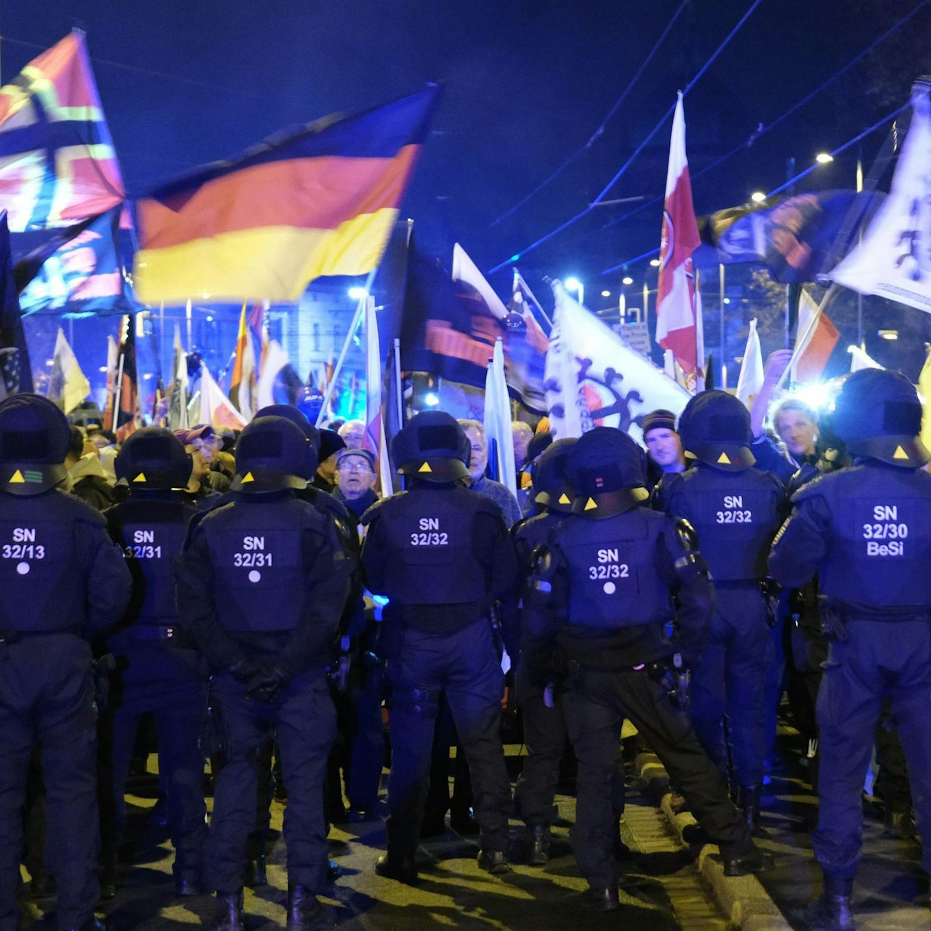 Demo-Irrsinn in Leipzig: Rechte fordern „Ami go home“ – Gegenproteste mit Sitzblockaden und brennenden Mülleimern