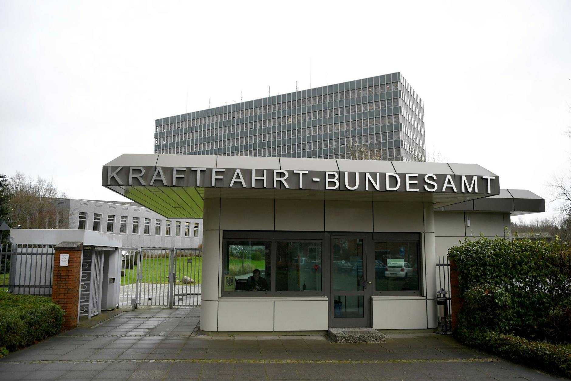 ARCHIV - Der Eingang zum Kraftfahrt-Bundesamt (KBA). Die Deutsche Umwelthilfe hat Klage gegen das KBA eingereicht. r/dpa