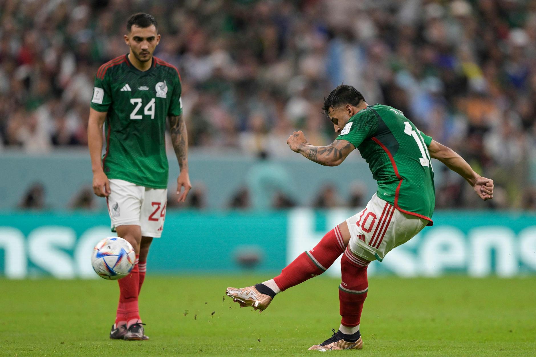 Mexikos Offensivwirbler Alexis Vega (r.) hatte mit seinem Freistoß die beste Chance der ersten Halbzeit.