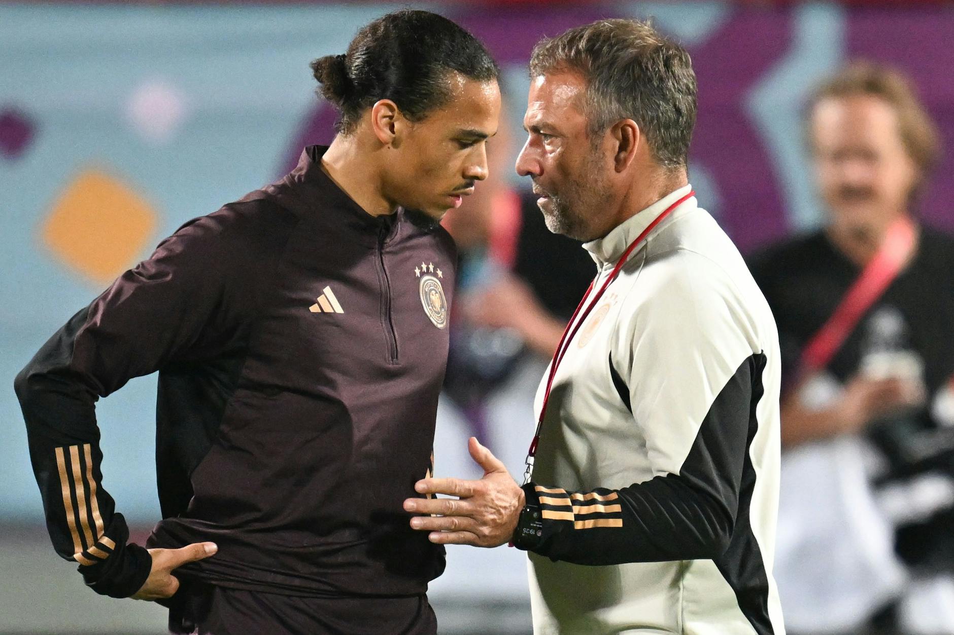 Bundestrainer Hansi Flick spricht beim Abschlusstraining mit Leroy Sané. 