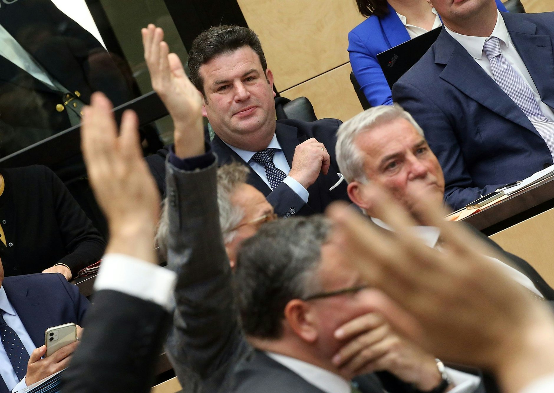 dpatopbilder - Bundesarbeitsminister Hubertus Heil verfolgt während der Bundesratssitzung die Abstimmung zum Bürgergeld.  