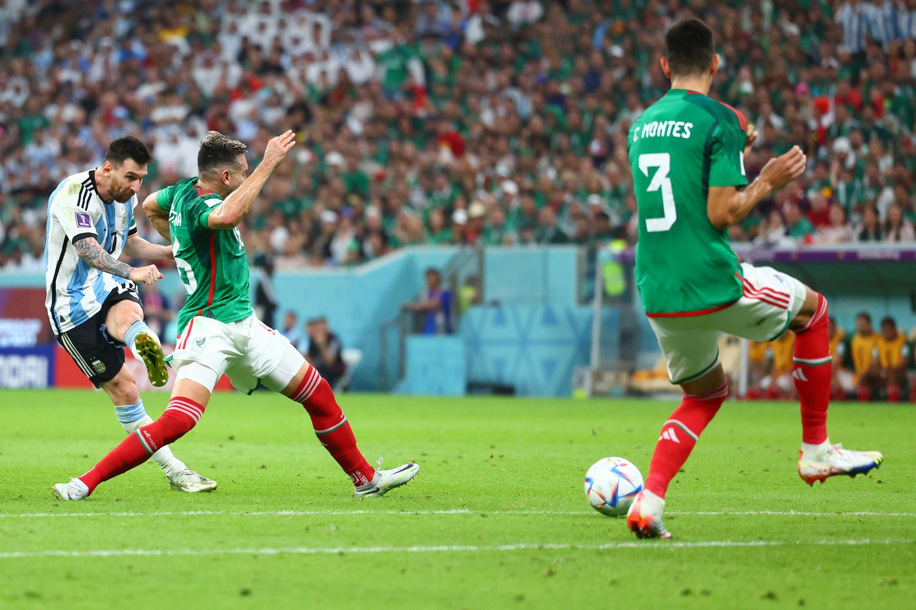Dieser Schuss von Lionel Messi (l.) schlägt wenige Augenblicke später zum 1:0 für Argentinien im mexikanischen Kasten ein.