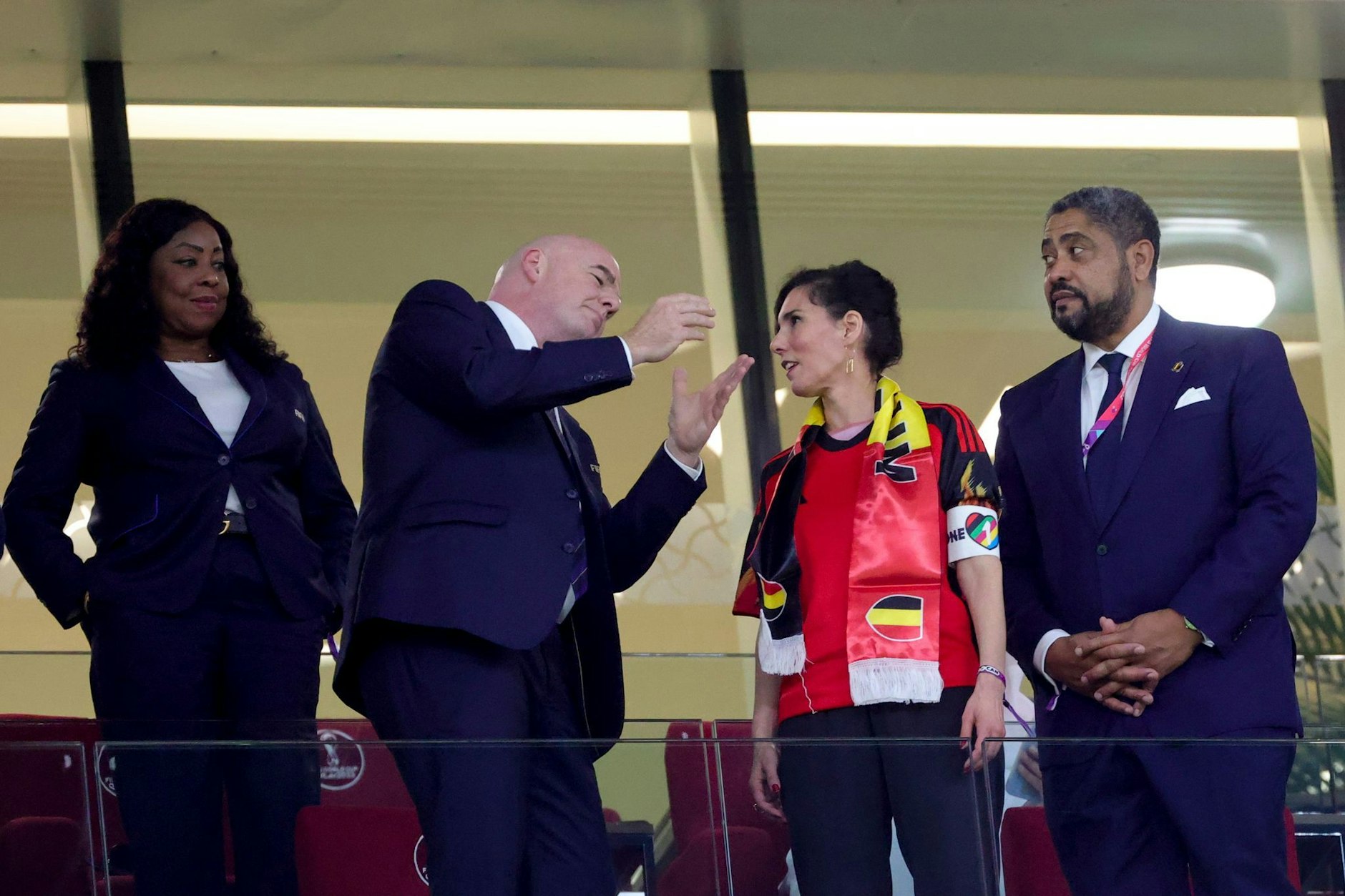 Belgiens Außenministerin Hadja Lahbib mit One-Love-Armbinde neben FIFA-Präsident Infantino auf der Tribüne des Ahmad bin Ali Stadions.