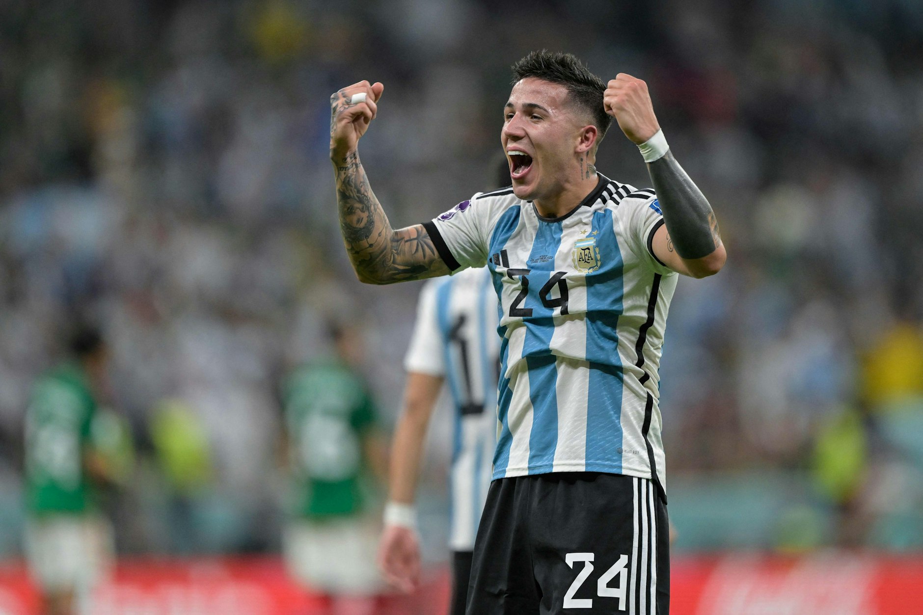 Enzo Fernandez feiert seinen Treffer zum 2:0 euphorisch. 