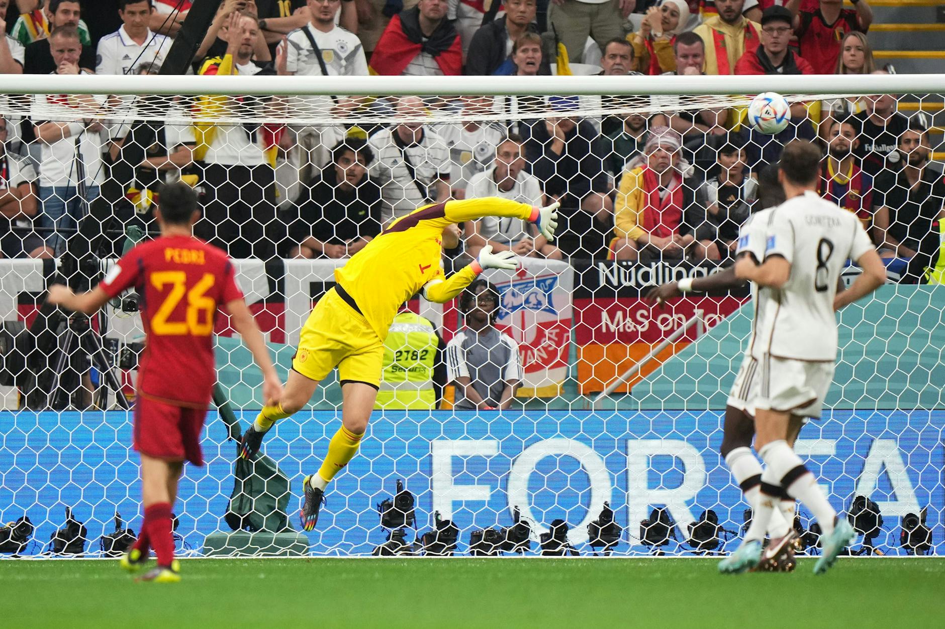 DFB-Keeper Manuel Neuer (2.v.l.) lenkt diesen Schuss von Dani Olmo (nicht im Foto) an die Latte.