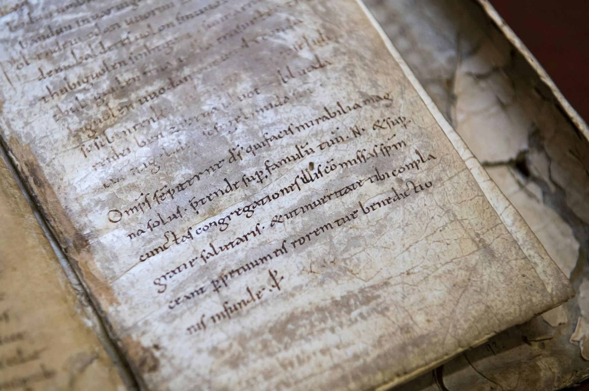 ARCHIV - Die originalen Merseburger Zaubersprüche liegen auf einem Tisch im Domstiftsarchiv Merseburg. ZB