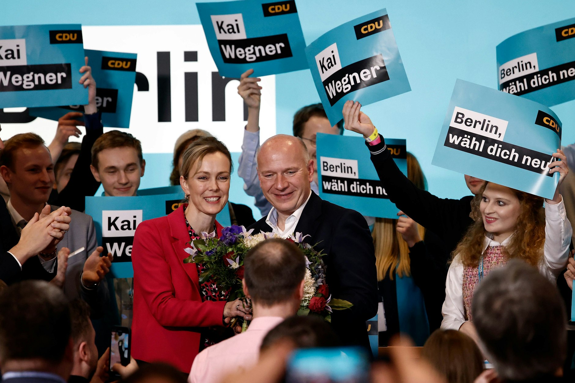 Manja Schreiner (CDU), Vize-Vorsitzende der Berliner CDU, überreicht Kai Wegner nach der Nominierung zum Spitzenkandidaten Blumen. onschef seiner Partei im Abgeordnetenhaus, nach seiner Wahl zum Spitzenkandidaten auf dem CDU-Landesparteitag. Foto: Carsten Koall/dpa +++ dpa-Bildfunk +++