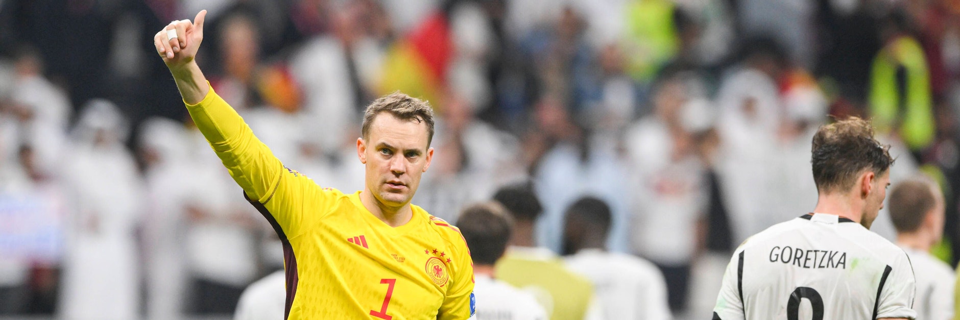 Daumen hoch: DFB-Kapitän Manuel Neuer und die Nationalmannschaft haben gegen Costa Rica noch die Chance ins WM-Achtelfinale einzuziehen. 