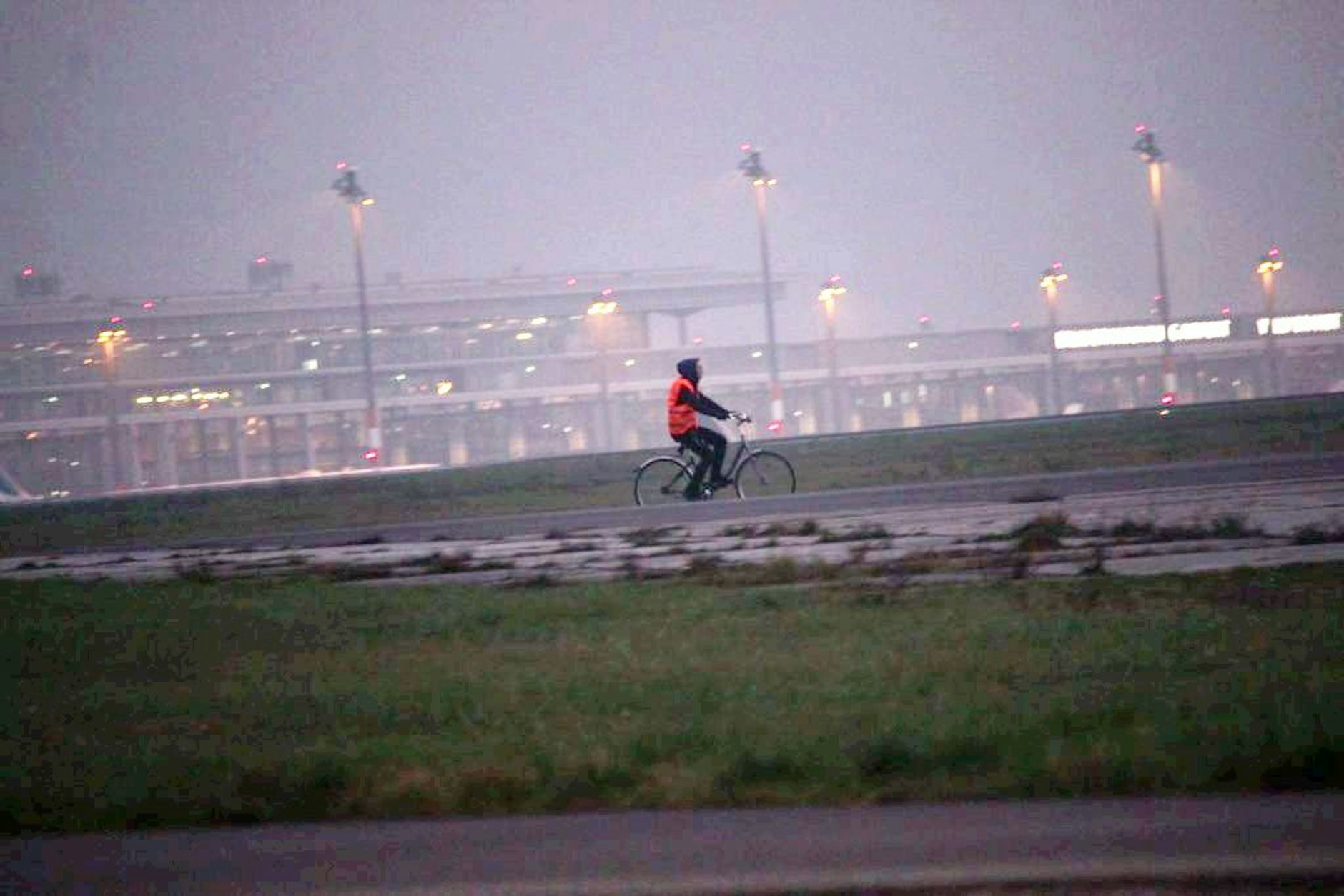 Letzte Generation Klima-Aktivisten sind gestern auf das Geländes des BER Flughafens eingedrungen. Dort haben sie sich unter anderem an einer Rollbahn festgeklebt. Fast zwei Stunden stand der Flugbetrieb still.