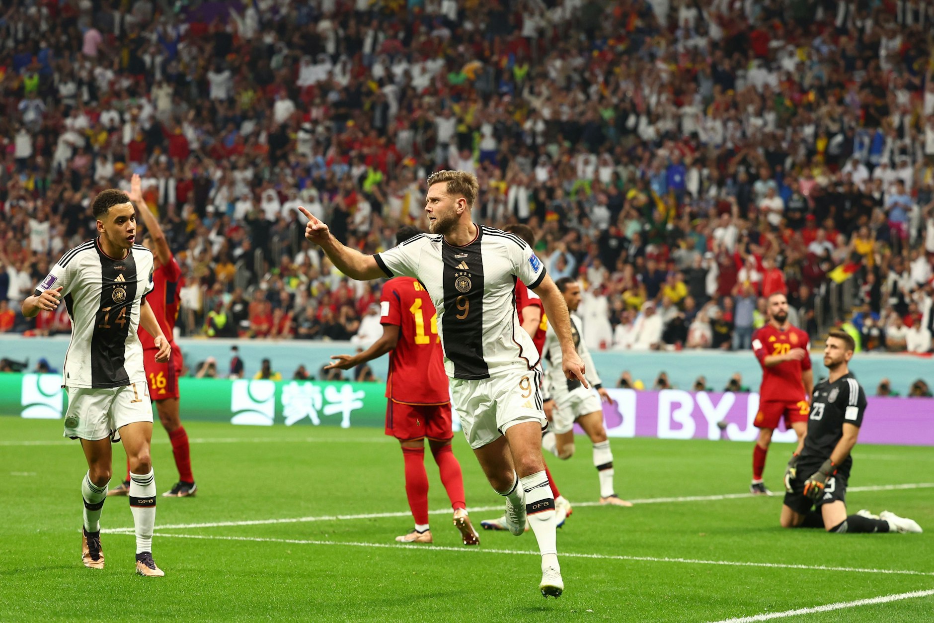 Niclas Füllkrug (v.) glich für die DFB-Auswahl spät zum 1:1 aus.