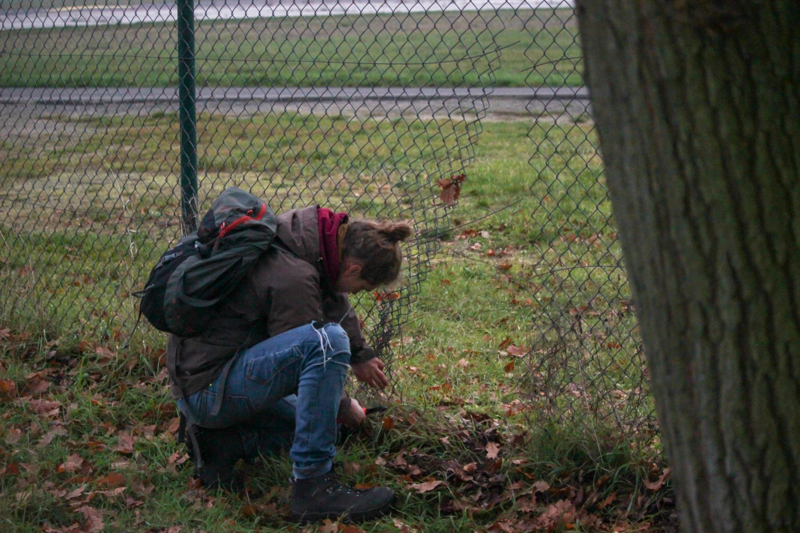 „Letzte Generation“: Klima-Aktivisten sind gestern auf das Geländes des BER Flughafens eingedrungen. Dort haben sie sich an einer Rollbahn festgeklebt. Fast zwei Stunden stand der Flugbetrieb still.
