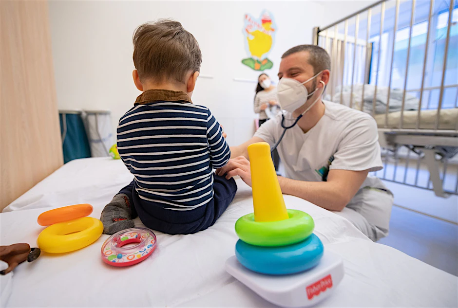 ARCHIV - Ein Arzt untersucht in einer Kinderklinik ein Kind.  