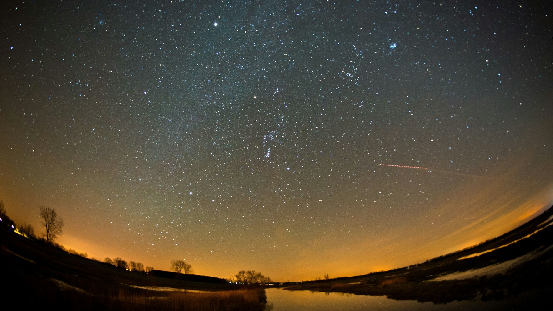 Der Sternenhimmel über der Gülper Havel, einem Nebenarm der Havel.