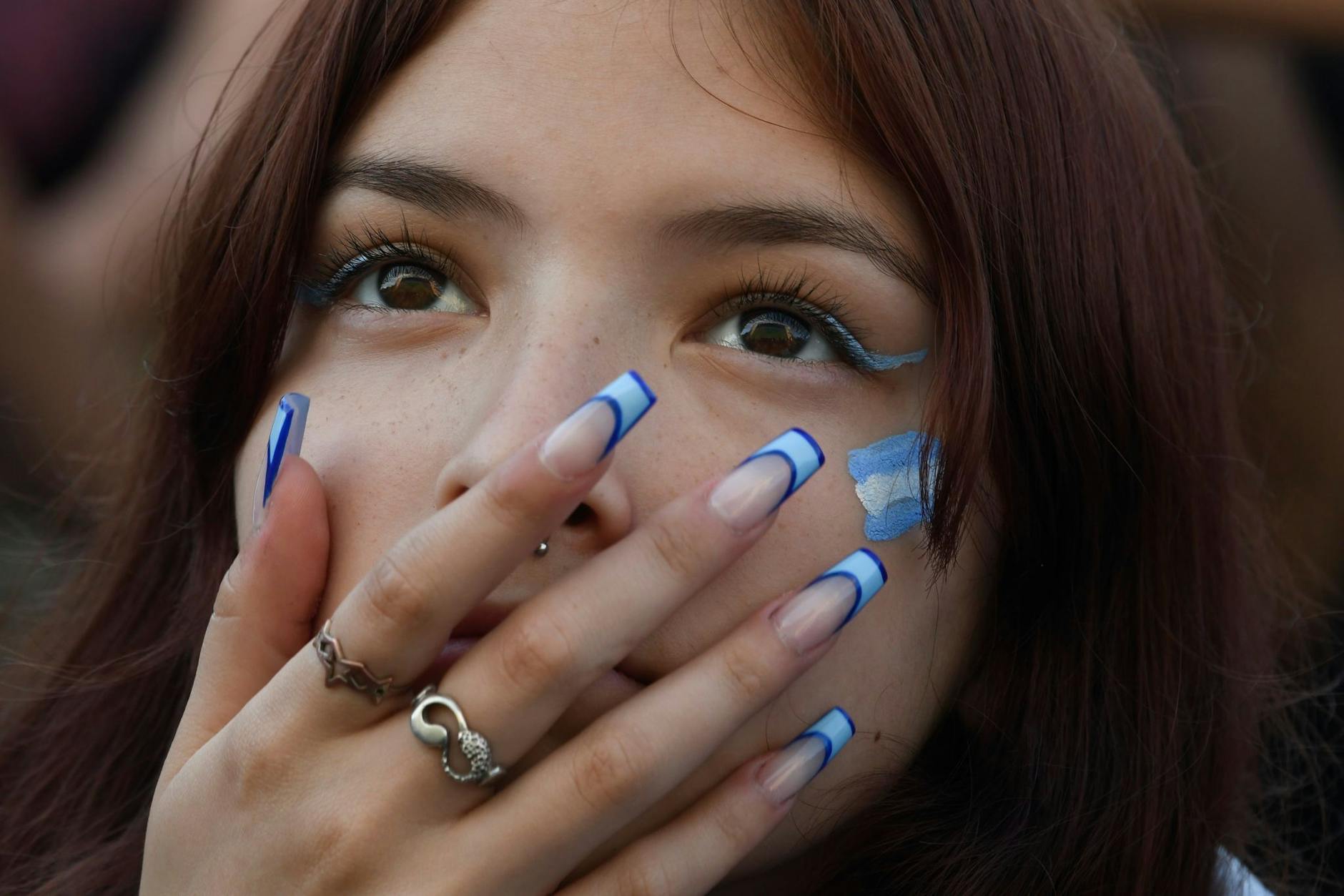 Spannung pur: Eine Frau fiebert für die Argentinische Mannschaft mit.