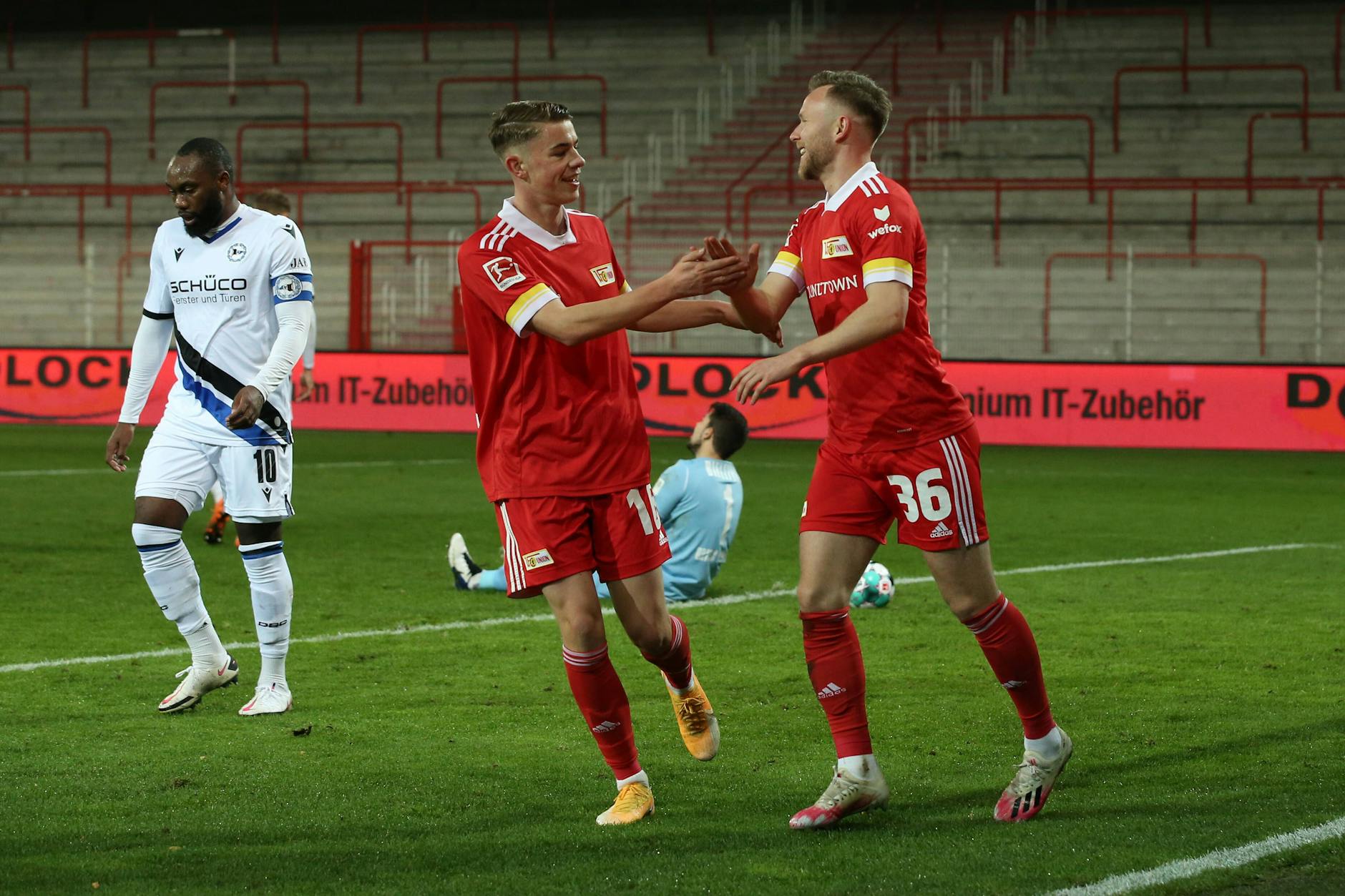 Tim Maciejewski (l.), Eigengewächs des 1. FC Union, freut sich mit Cedric Teuchert, heute Hannover 96, über einen Treffer gegen Bielefeld.