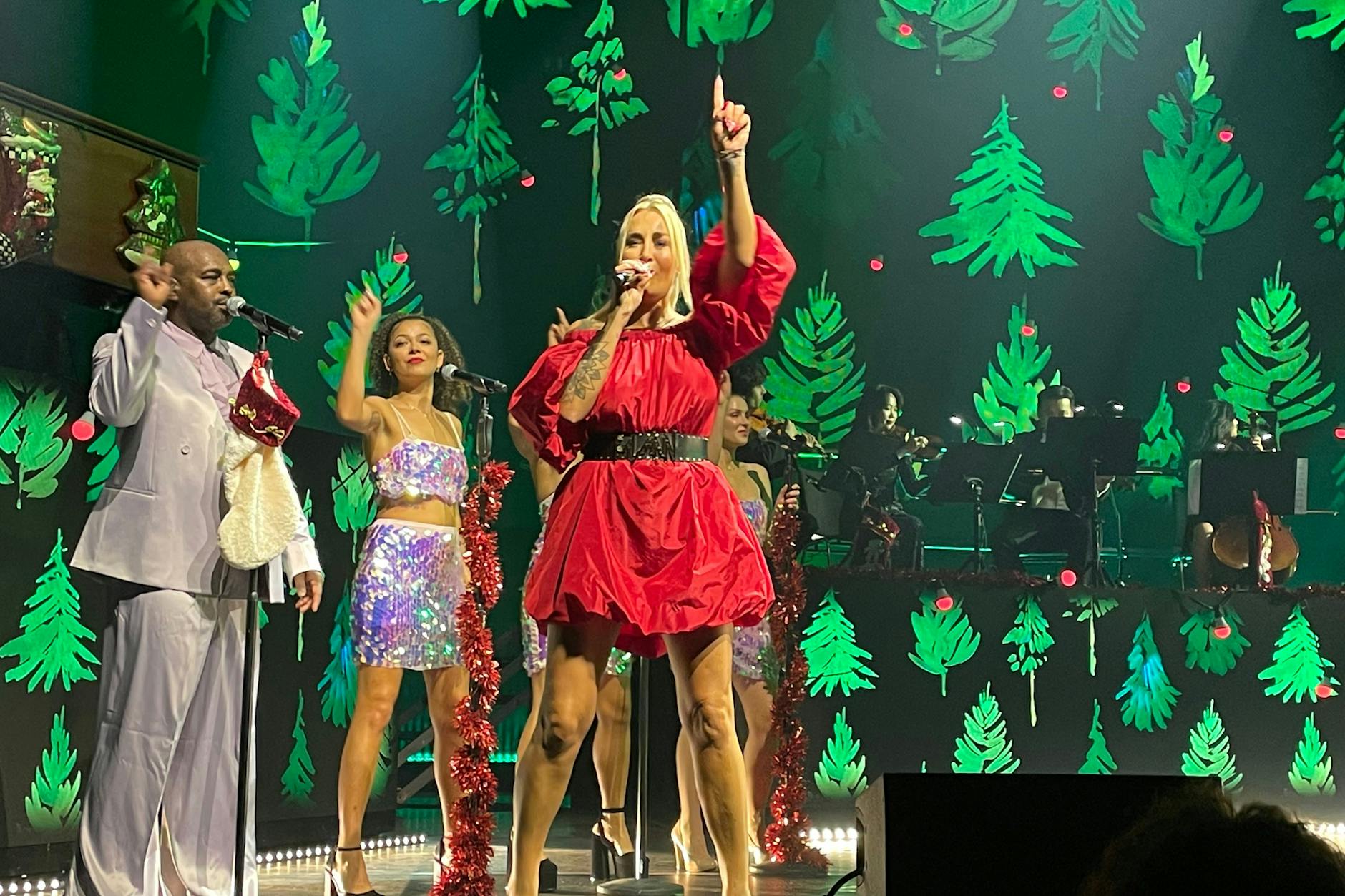 Mit Weihnachtsliedern ein Publikum einheizen - Sarah Connor ist es am Vorabend des 1. Advents gelungen.