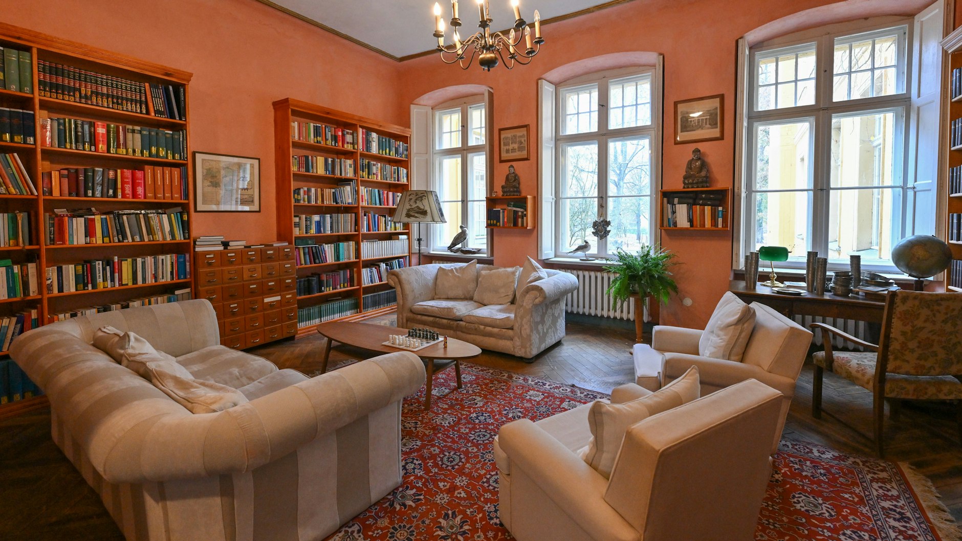 Kuschlige Sofas, einladende Bücherregale: Schloss Wartin ist auch bei schlechtem Wetter ein angenehmer Ort.