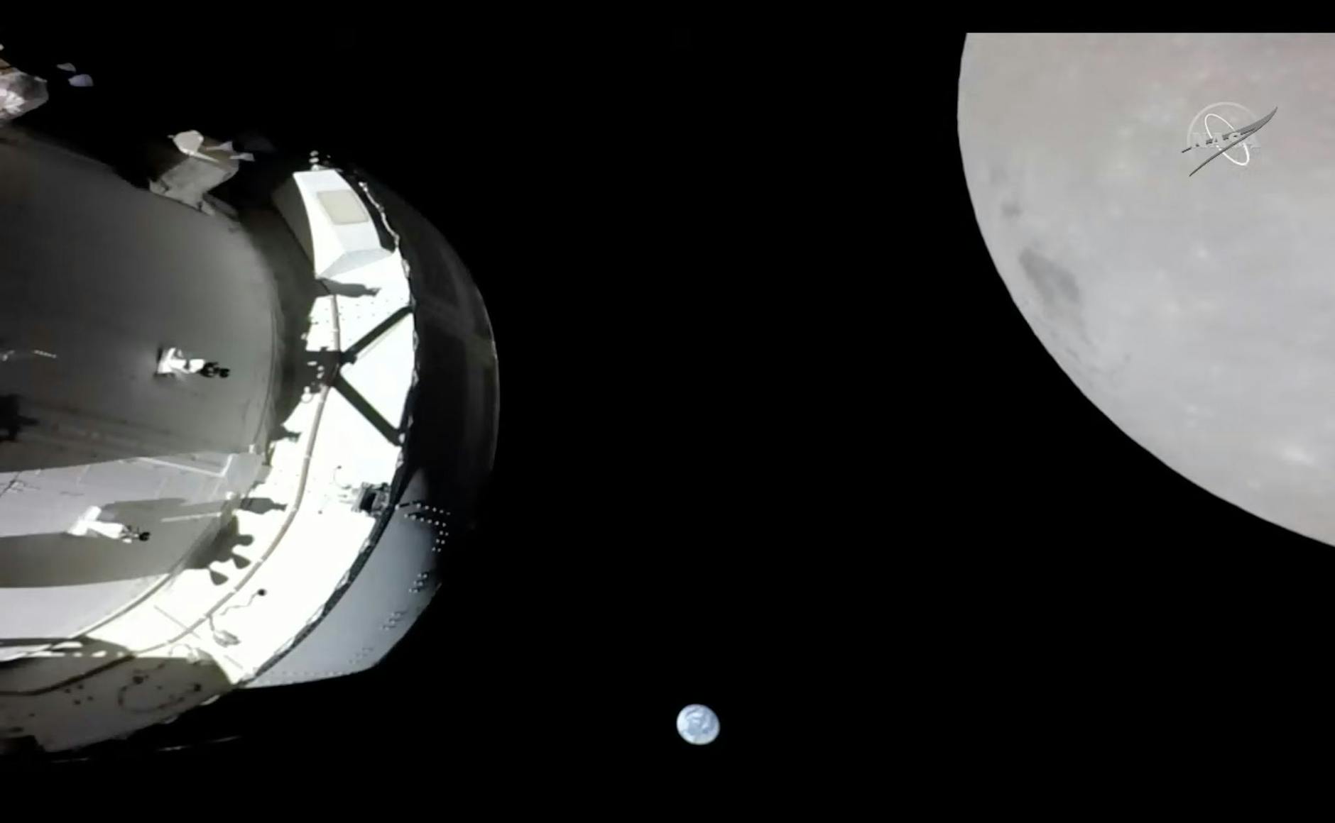 HANDOUT - Auf dem Weg in ihre Umlaufbahn um den Mond sei die «Orion»-Kapsel in rund 130 Kilometer Entfernung an dem Erdtrabanten vorbeigeflogen, teilte die Nasa mit.