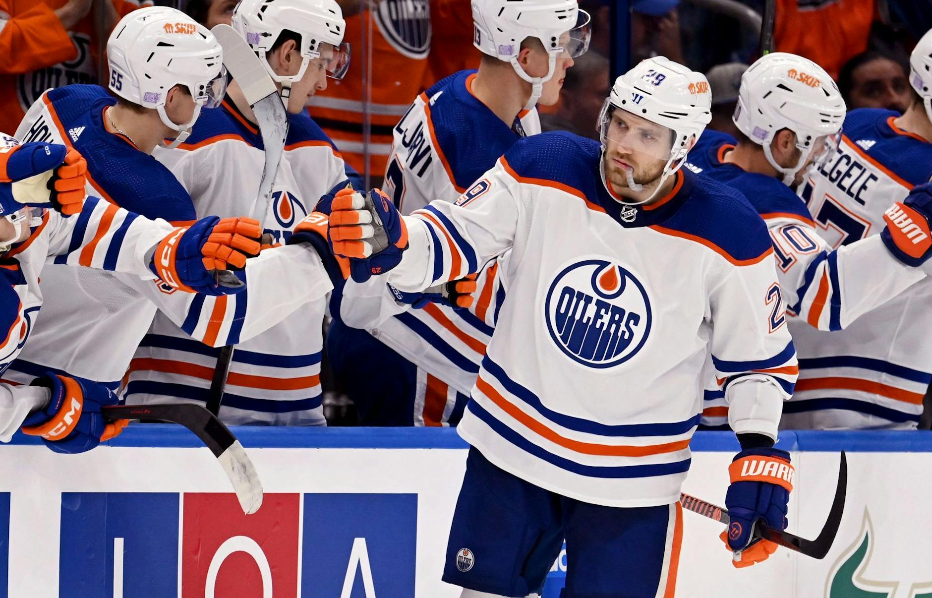 ARCHIV - Leon Draisaitl (r) führte die Edmonton Oilers zum Sieg.
