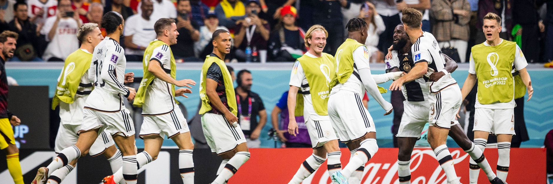 Außer Rand und Band: Die DFB-Stars feiern das 1:1 gegen Spanien und Torschütze Niklas Füllkrug (2.v.r.).&nbsp;