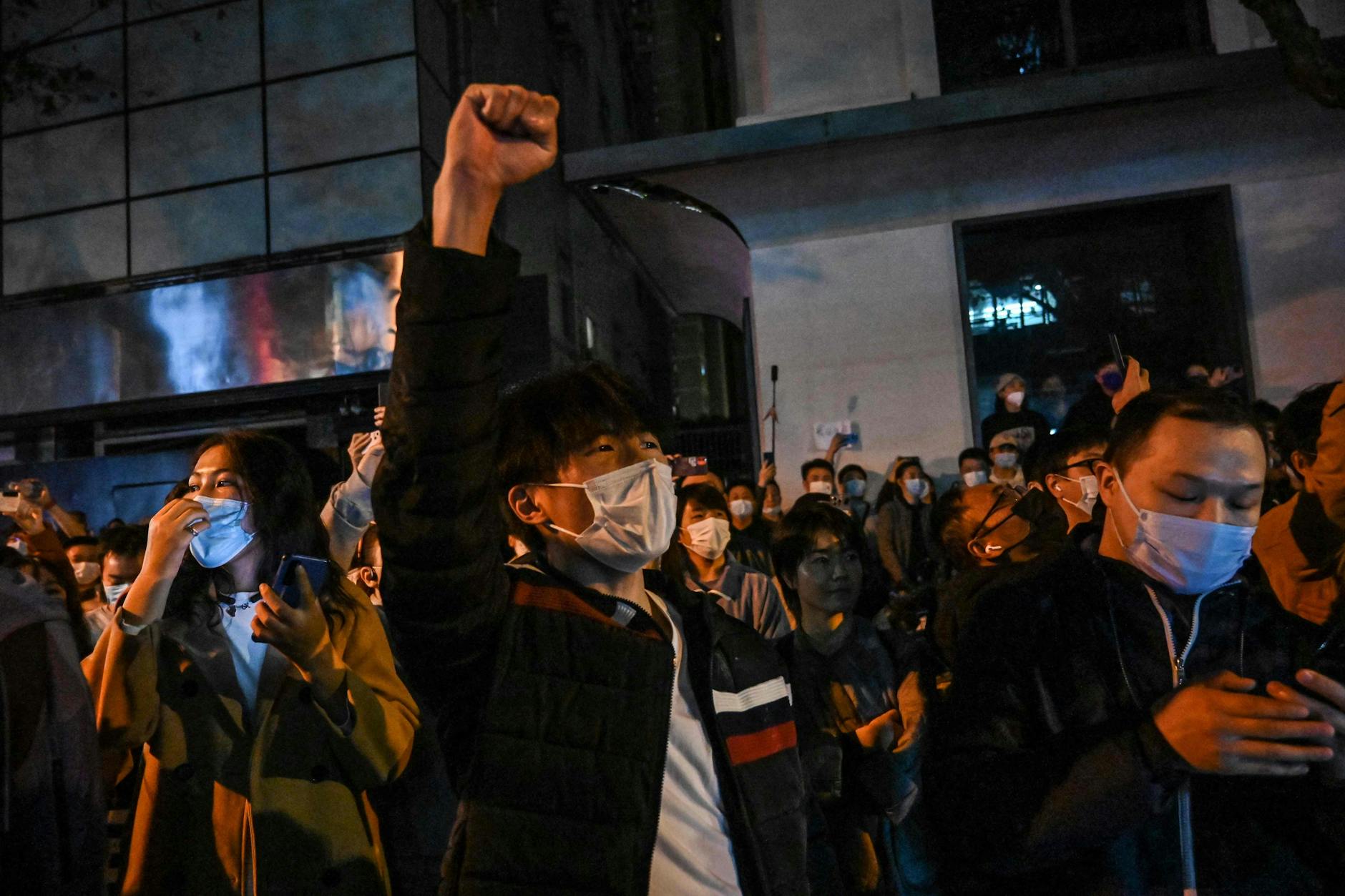 Demonstranten protestieren in Shanghai gegen die strikten Corona-Regeln in China. 