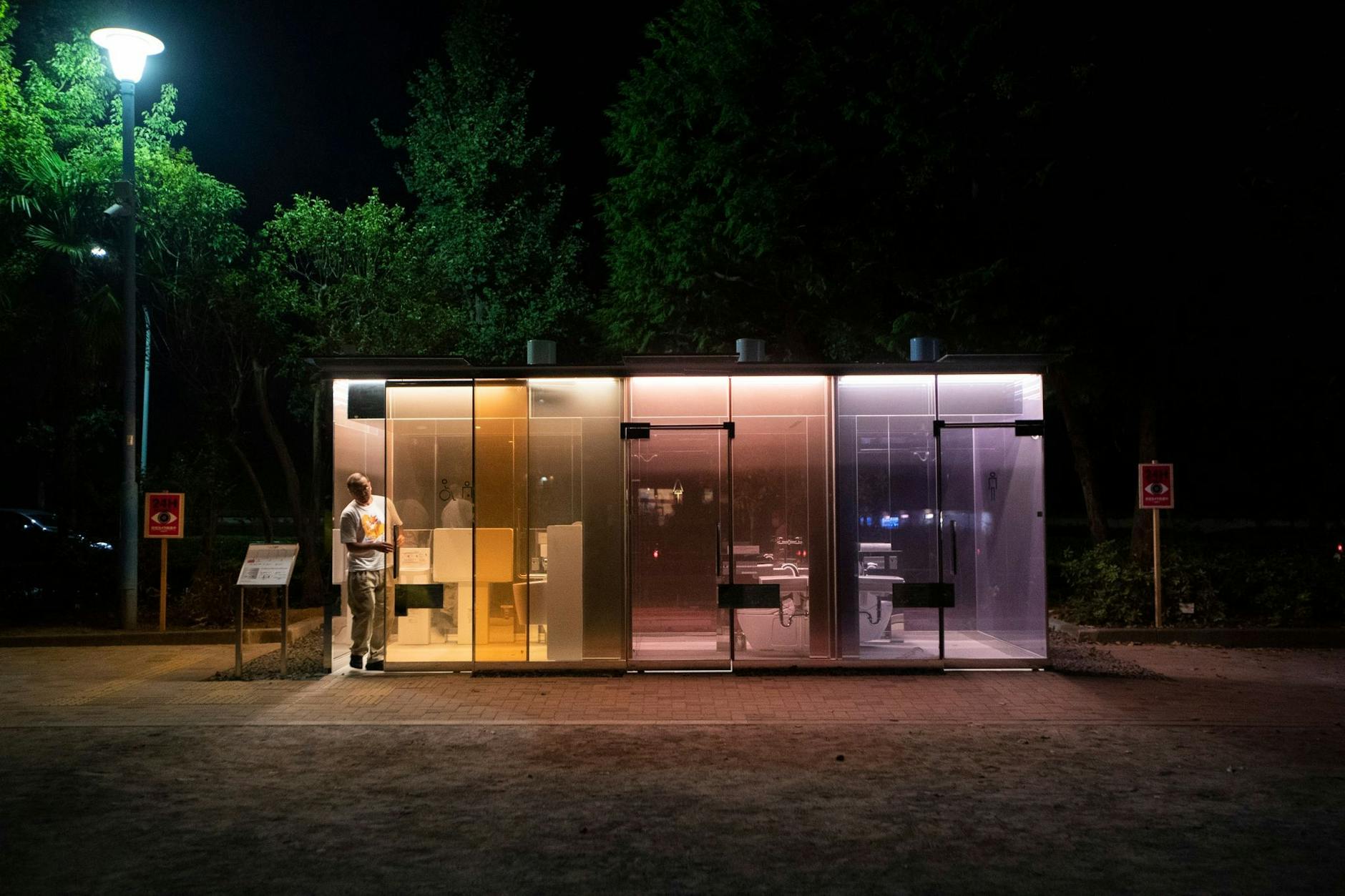 ARCHIV - Eine öffentliche Toilette in Tokio wird durchsichtig, wenn sie nicht in Benutzung ist.