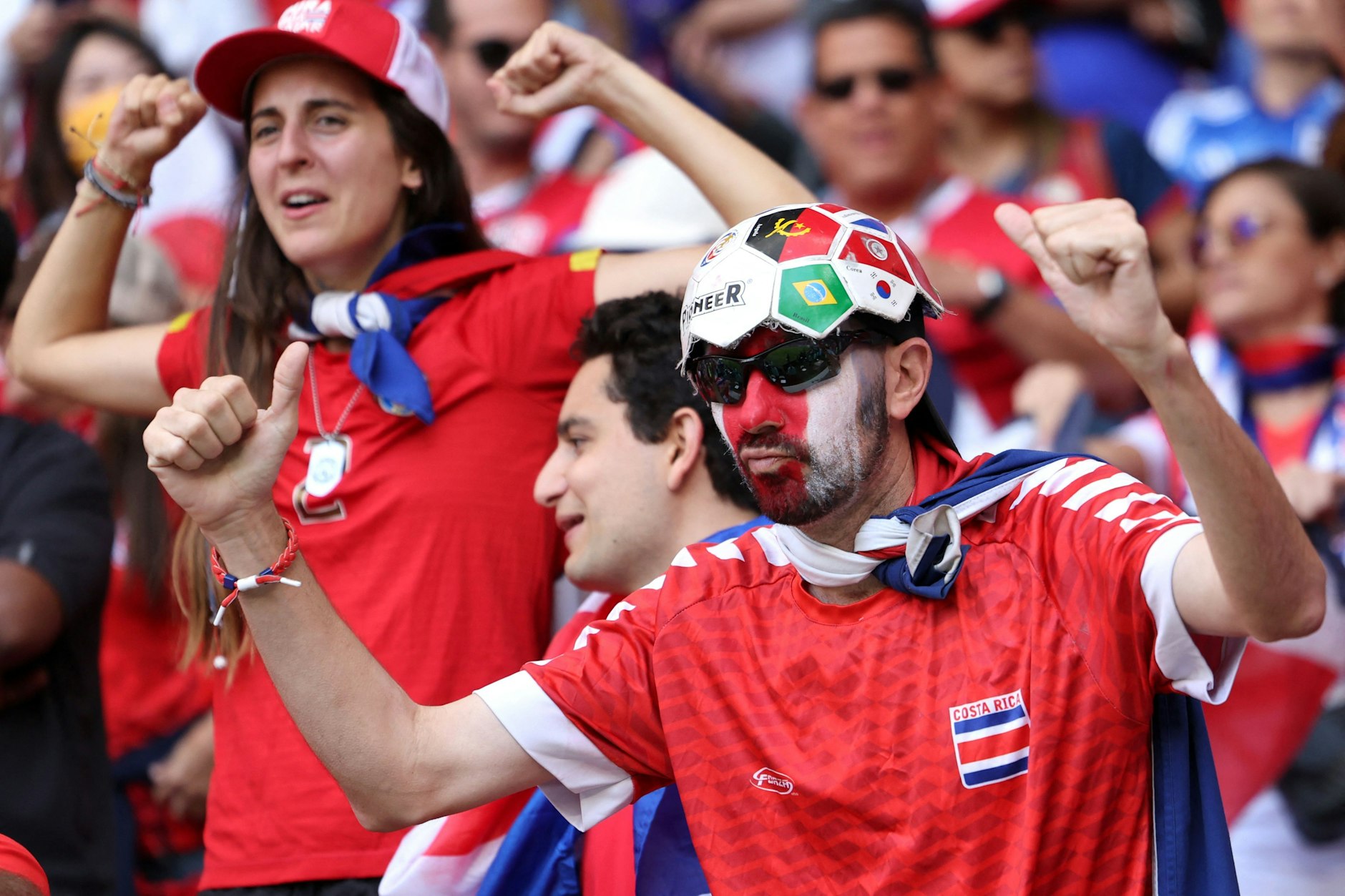 Die Aufnahme zeigt eine Nahaufnahme von Fans aus Costa Rica. 