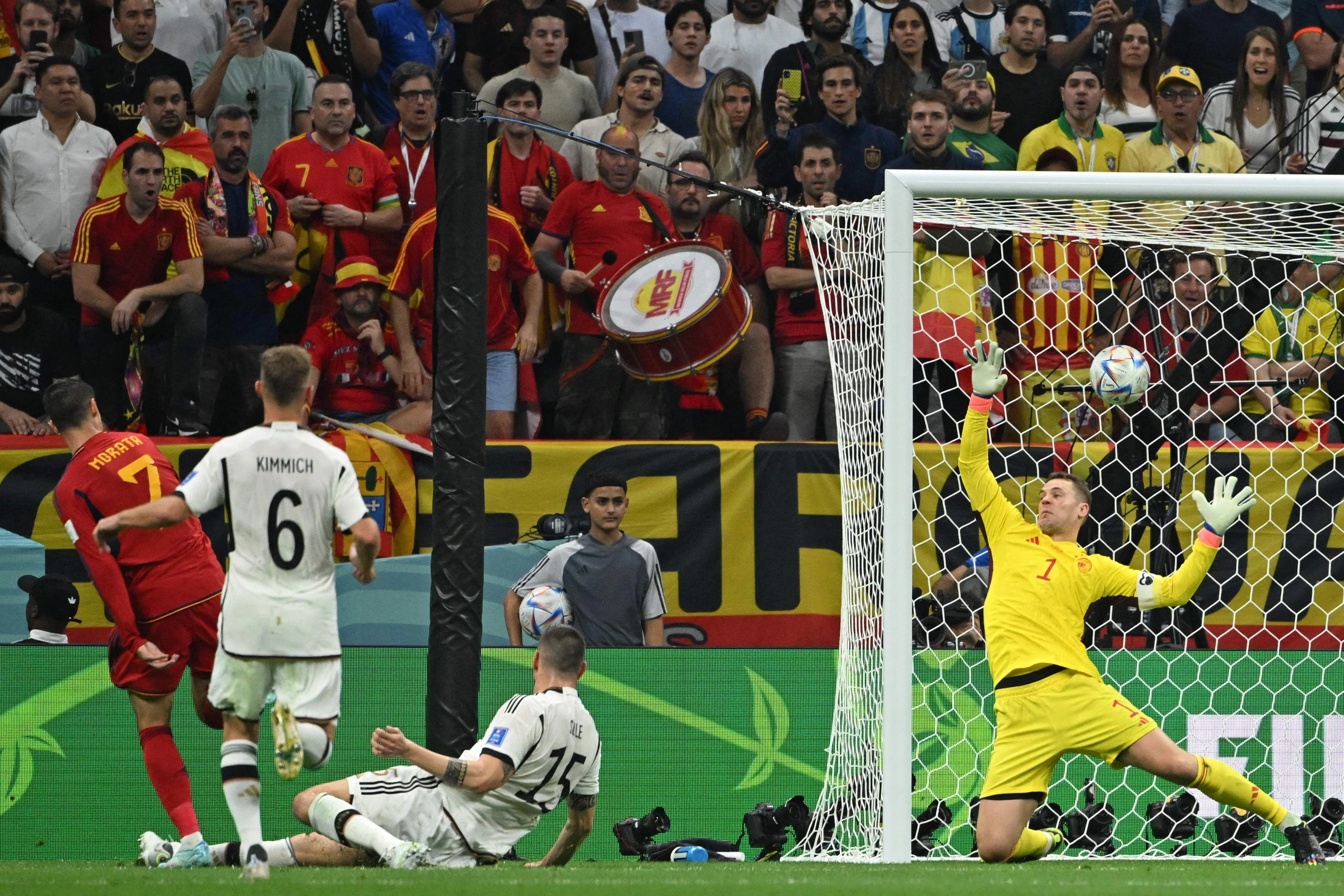 Alvaro Morata (l.) überwindet Manuel Neuer (r.) und trifft zum 1:0 für Spanien.