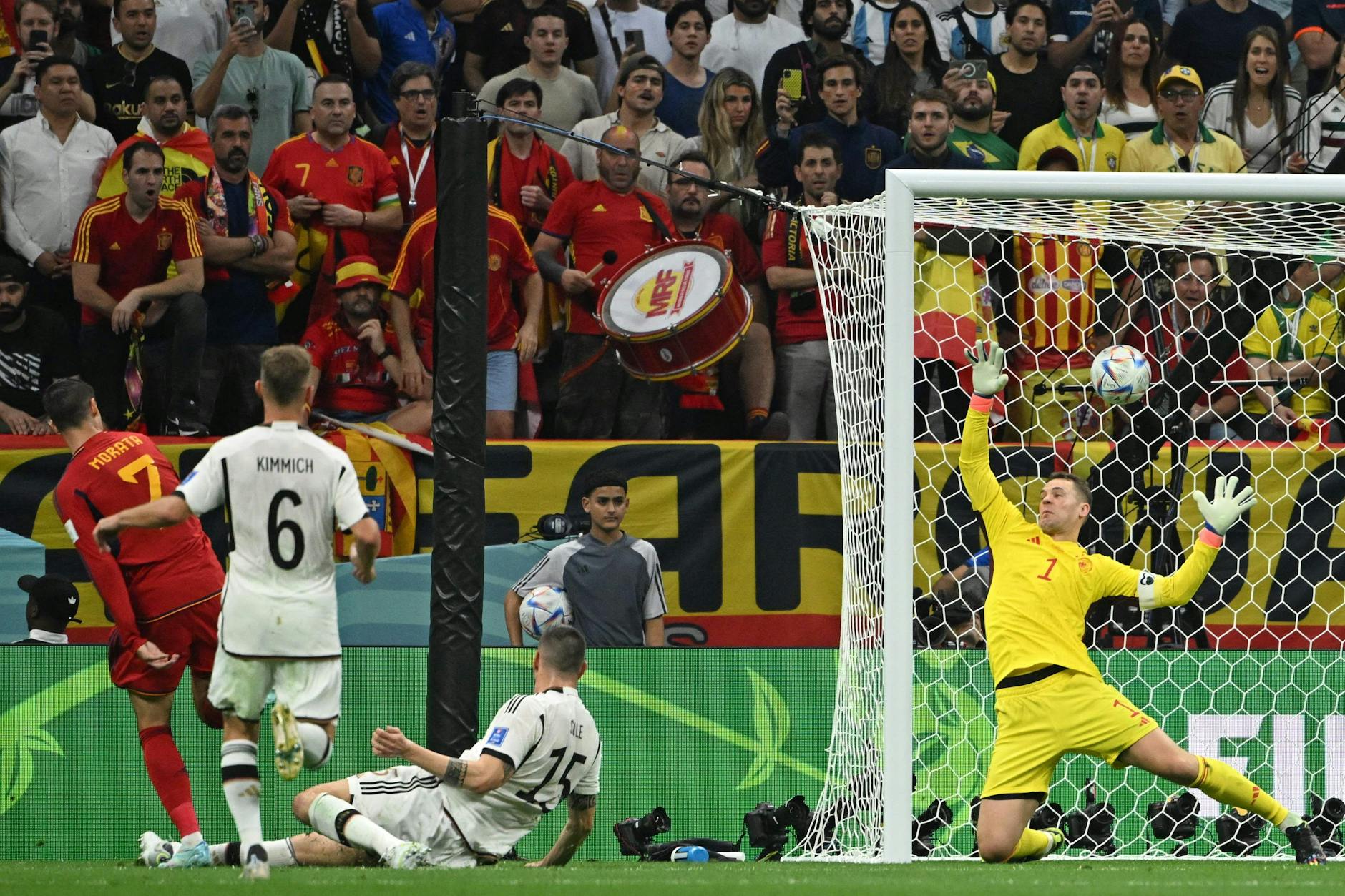 Alvaro Morata (l.) überwindet Manuel Neuer (r.) und trifft zum 1:0 für Spanien.